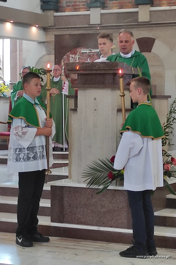 10 Uroczysta Msza święta.jpg